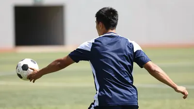 El clásico rosarino tuvo una pausa en el minuto 10 para homenajear a Lionel Messi, donde la reacción del público se...