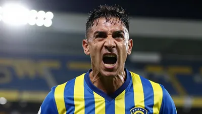 Ángel Di María anotó dos goles, incluyendo un polémico penal, para que Rosario Central remontara un 2-0 en contra y...