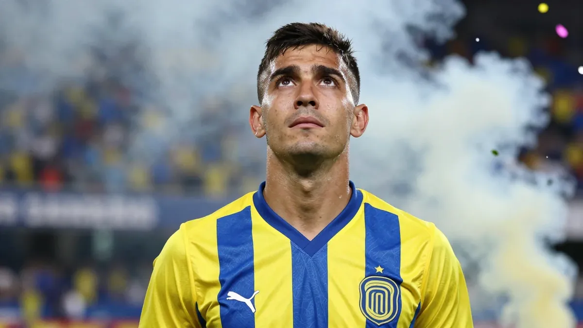 Rosario Central supporters created a reception with smoke, paper and pyrotechnics at the Gigante de Arroyito before the...